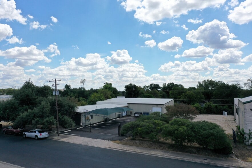 More Photos Of 2605 Buell Ave, Austin Warehouse For Lease