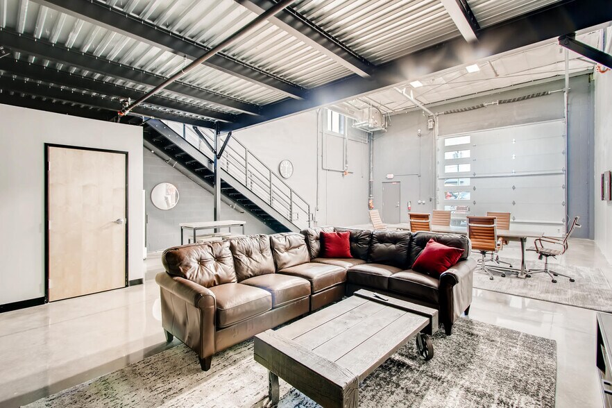 More Photos Of 2100 Double Creek Dr, Round Rock Warehouse For Lease