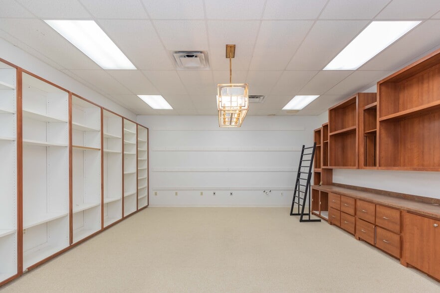 More Photos Of 121 Westgate Pky, Amarillo Freestanding For Lease