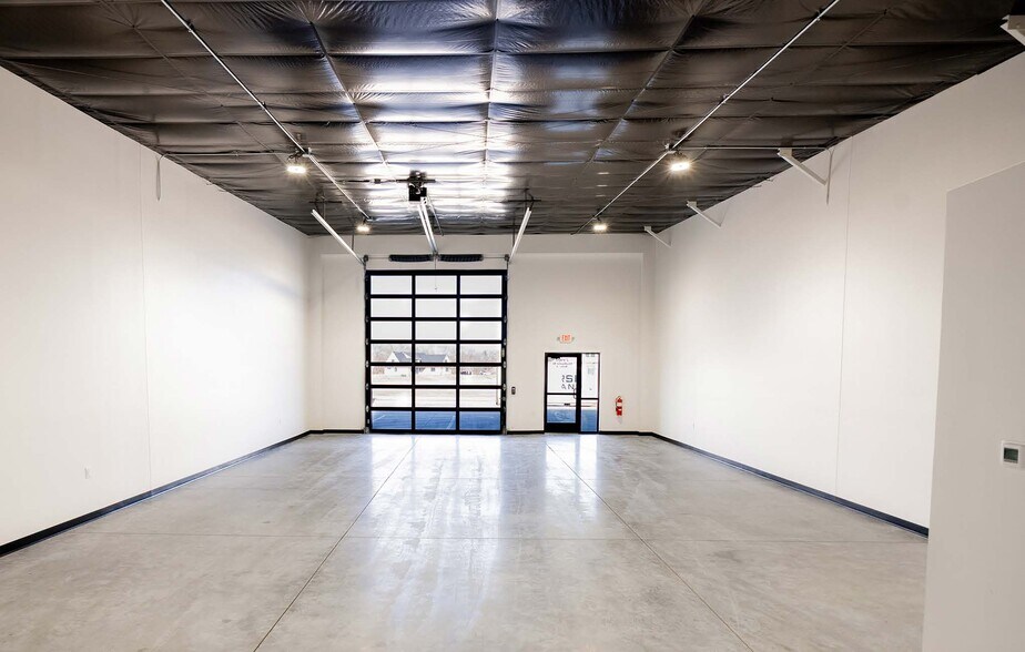 More Photos Of 23905 Southwest St, Waterloo Showroom For Lease