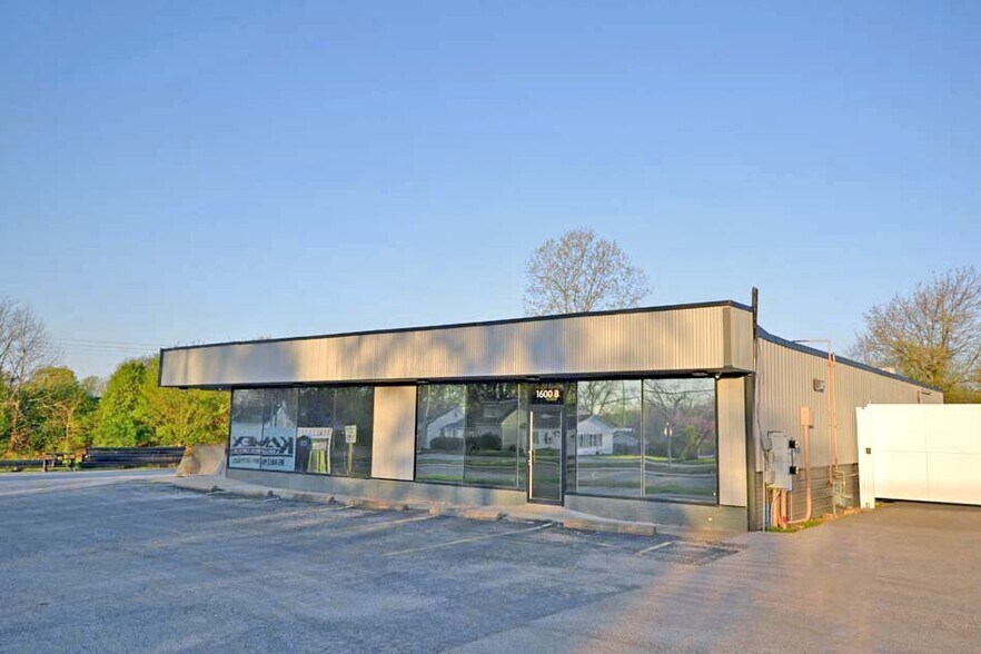 More Photos Of 1604 N Illinois St, Swansea Showroom For Sale