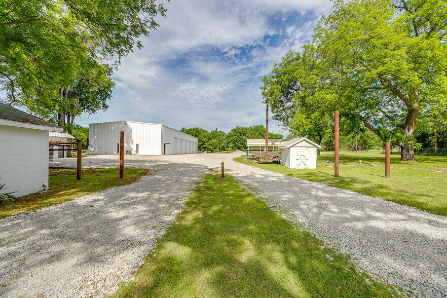 More Photos Of 1600 FM 3433, Newark Warehouse For Sale