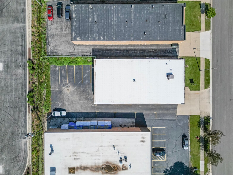 More Photos Of 450 Bennett Rd, Elk Grove Village Warehouse For Lease