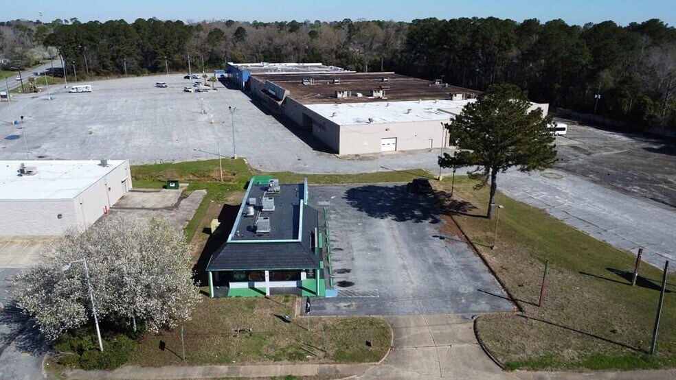 More Photos Of 303 E Oakridge Dr, Albany Medical For Sale