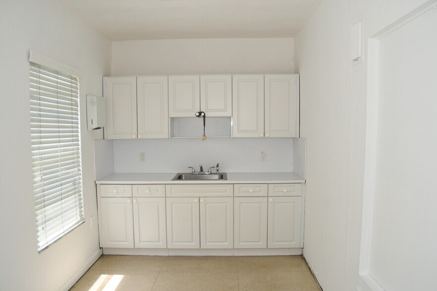 More Photos Of 1920 SW 22nd St, Miami Medical For Lease