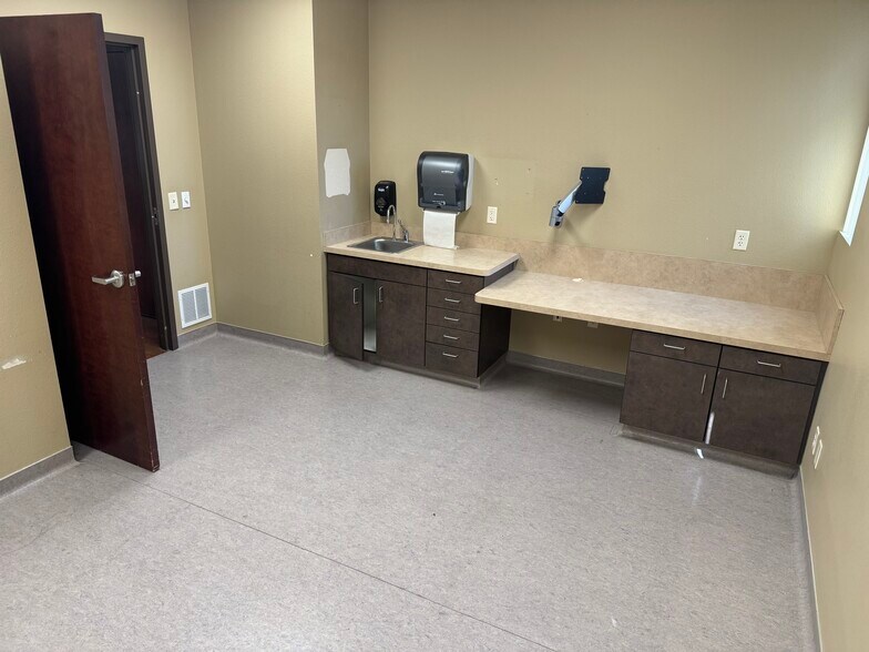 More Photos Of 2720 Commercial St, Salem Office For Sale