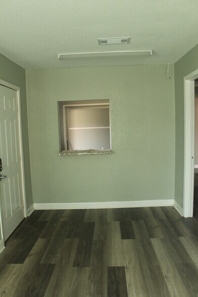 More Photos Of 620 Brazosport Blvd N, Clute Flex For Lease