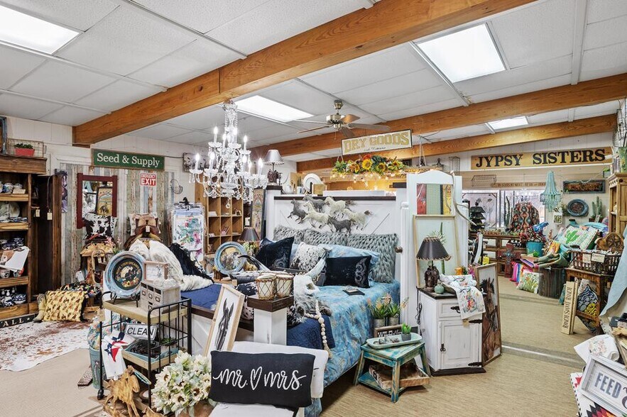 More Photos Of 905 E Main St, Fredericksburg General Retail For Sale