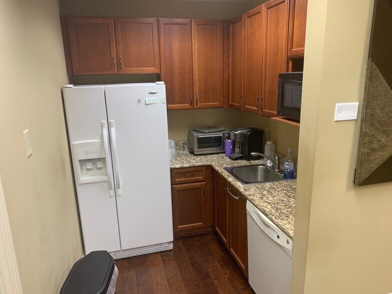 More Photos Of 1935 Commerce Ln, Jupiter Office For Lease