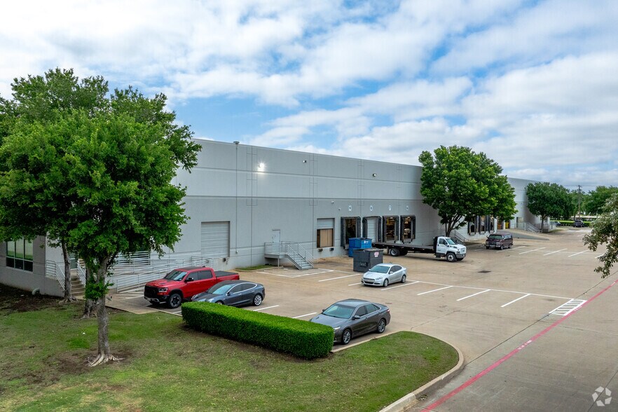 More Photos Of 1520 Luna Rd, Carrollton Warehouse For Lease