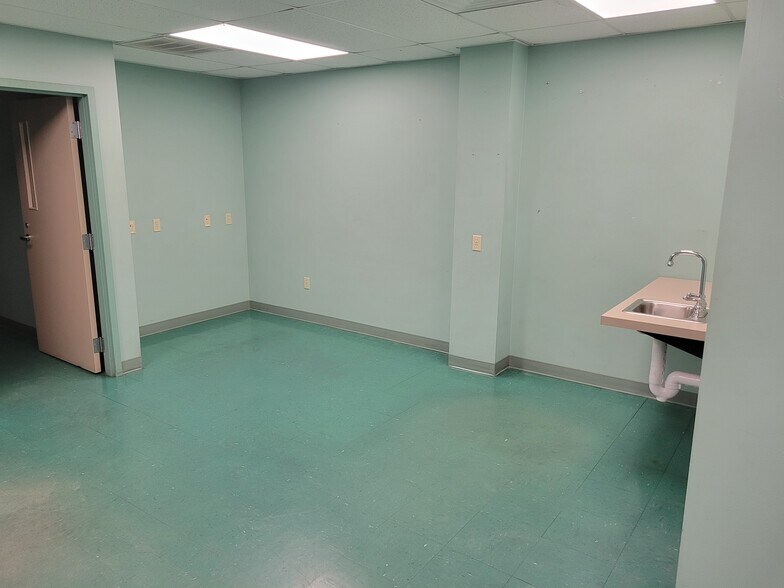 More Photos Of 158 Hangar Dr S, Victoria Distribution For Lease