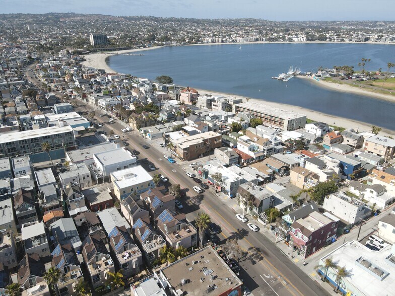 More Photos Of 3719 Mission Blvd, San Diego Freestanding For Sale