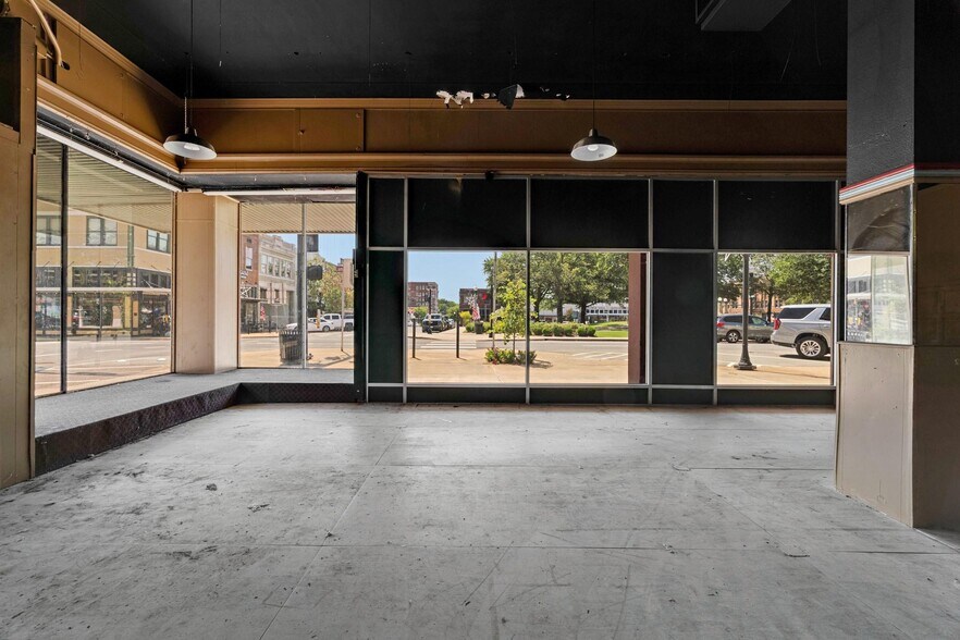 More Photos Of 4 North Plz, Paris Flex For Sale