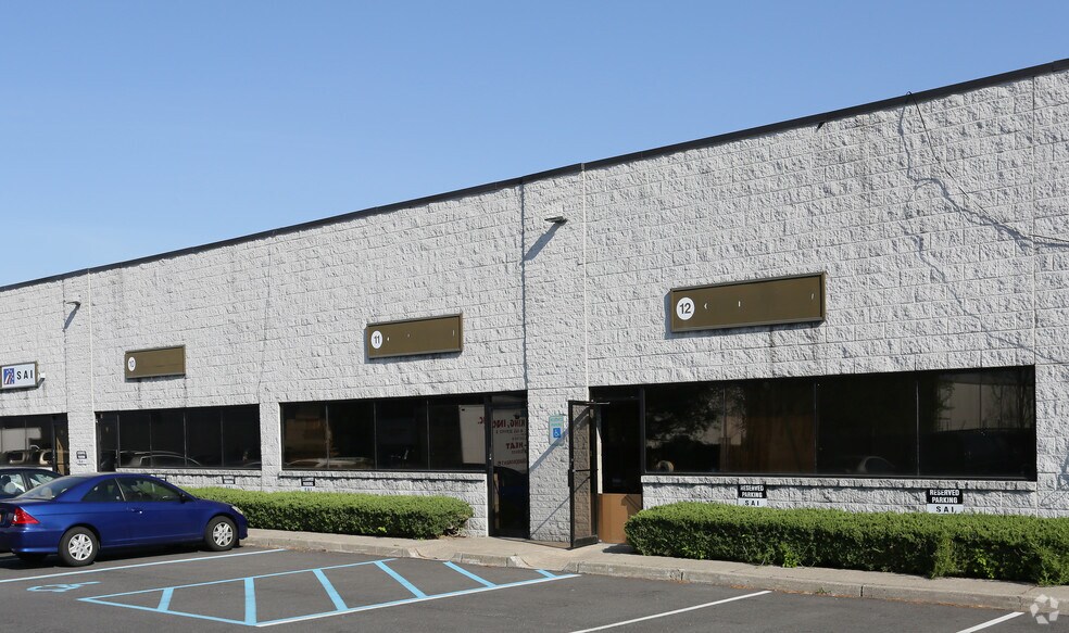 More Photos Of 2221 5th Ave, Ronkonkoma Warehouse For Lease