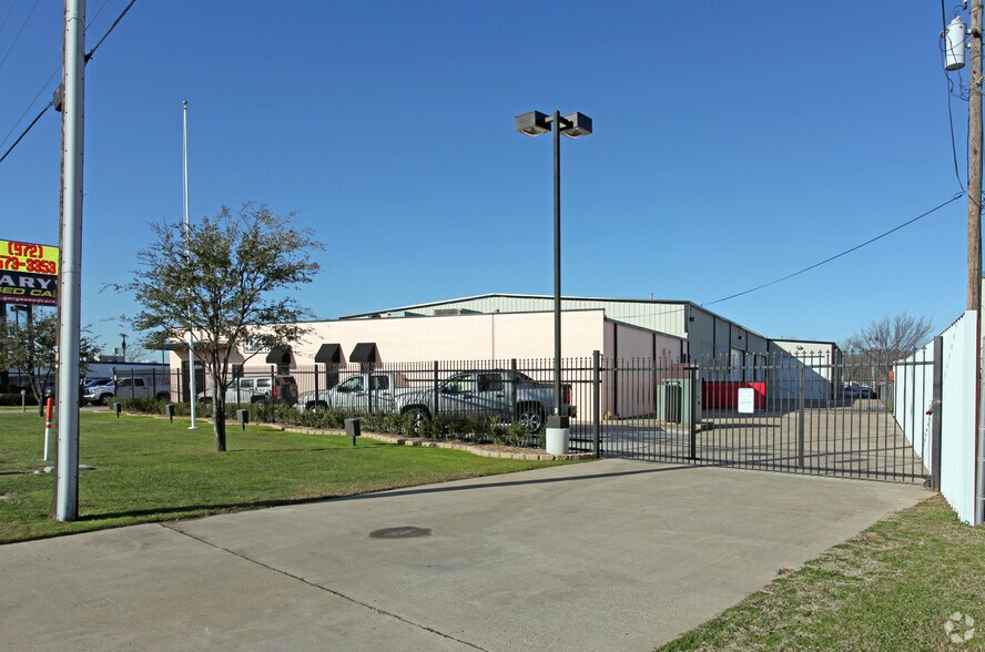 More Photos Of 1125 N Walton Walker Blvd, Irving Warehouse For Sale
