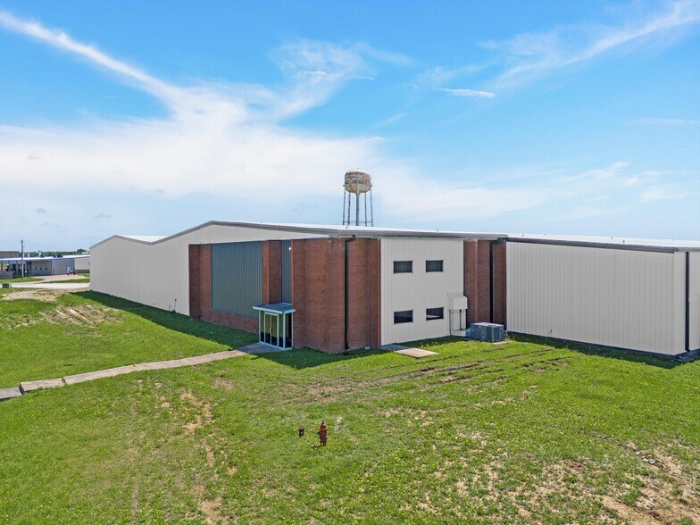 More Photos Of 1450 N US-77, Hillsboro Manufacturing For Lease