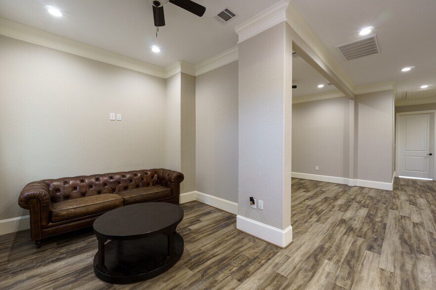 More Photos Of 12243 Queenston Blvd, Houston Medical For Sale