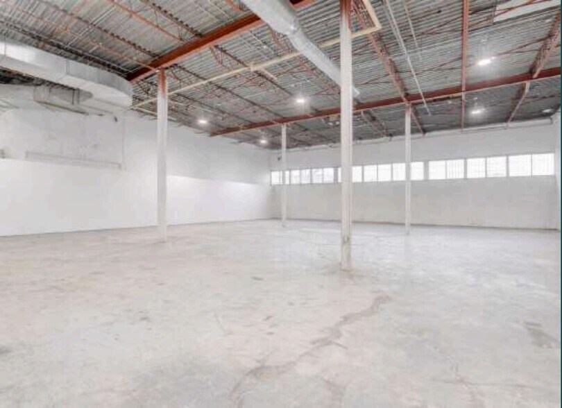More Photos Of 5655 Rue de Marseille, Montréal Light Distribution For Lease