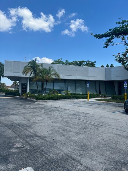 More Photos Of 13593-13595 S Dixie Hwy, Miami Bank For Lease