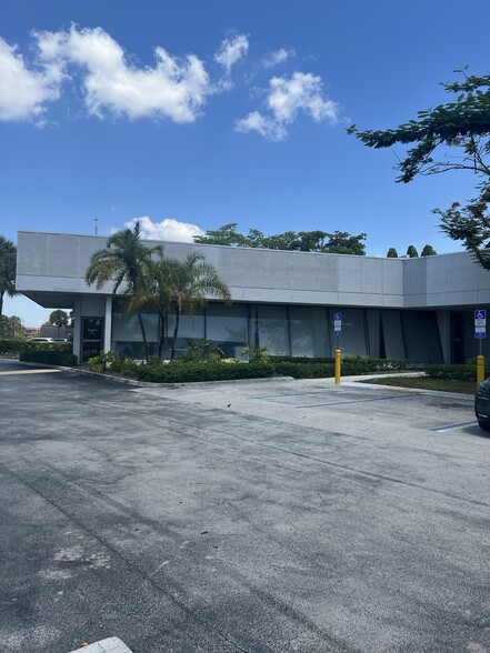 Primary Photo Of 13595-8521 S Dixie Hwy, Pinecrest Bank For Lease