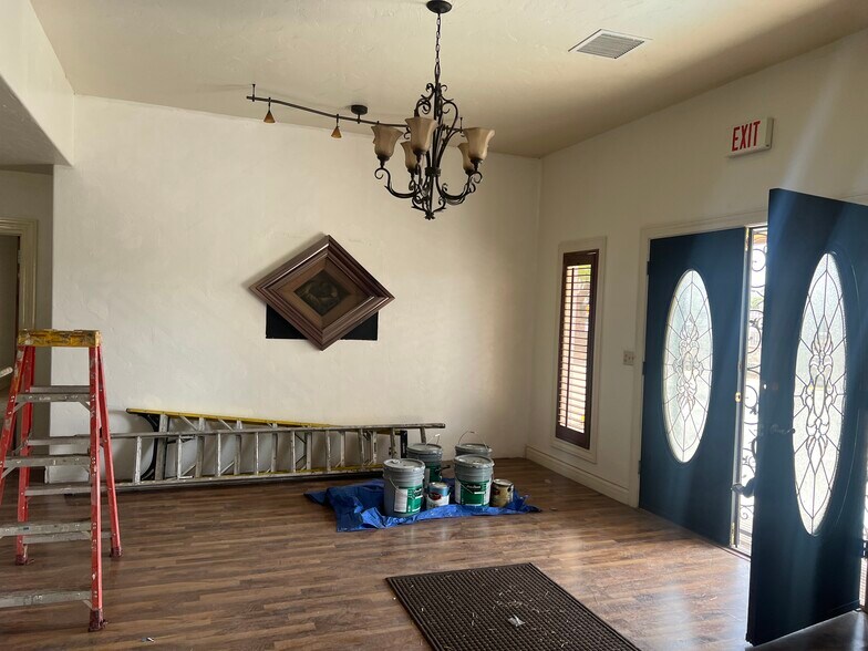 More Photos Of 107 S Ascarate St, El Paso Flex For Sale