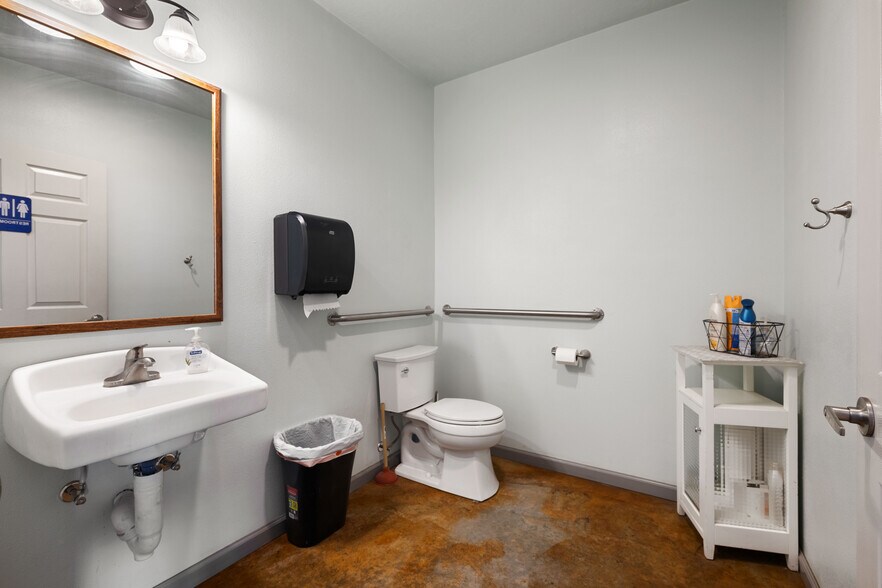 More Photos Of 402 N Pyfer St, Whitehall Office For Sale