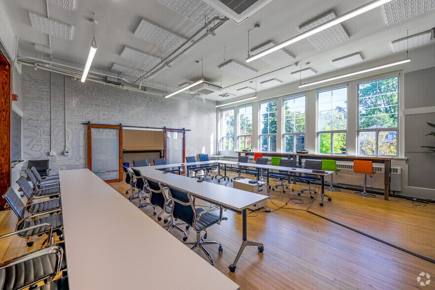 More Photos Of 300 King St S, Whitby Office For Sale