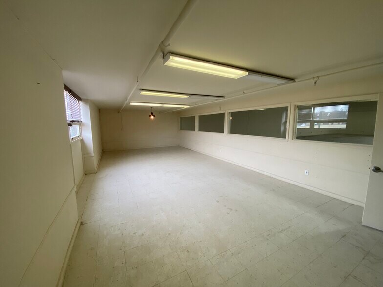 More Photos Of 1595 Reed Rd, Pennington Light Distribution For Lease