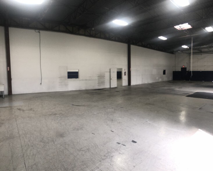 More Photos Of 12250-12264 Universal Dr, Taylor Warehouse For Lease