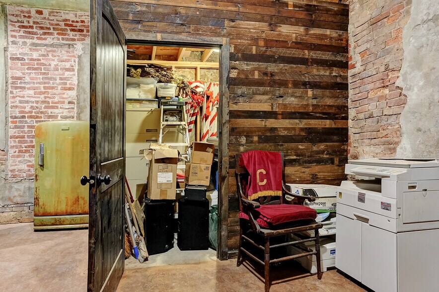 More Photos Of 101 Haning, Howe Storefront For Sale