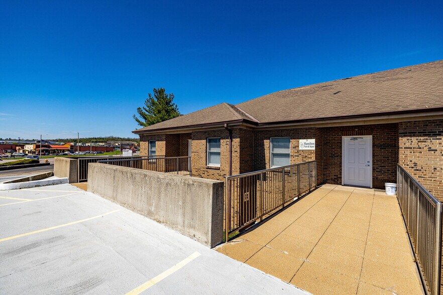 More Photos Of 860 NW Washington Blvd, Hamilton Medical For Lease