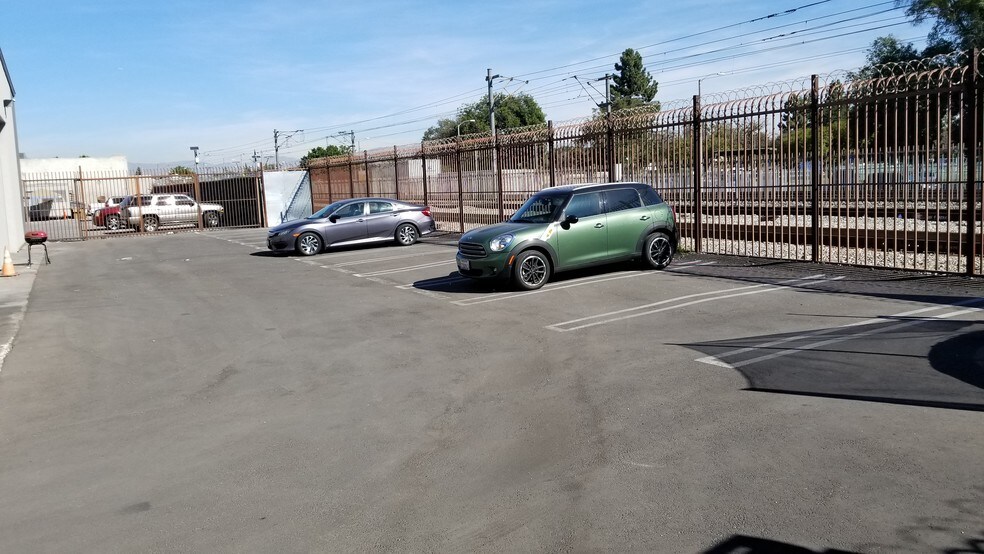 More Photos Of 7522 Maie Ave, Los Angeles Manufacturing For Lease