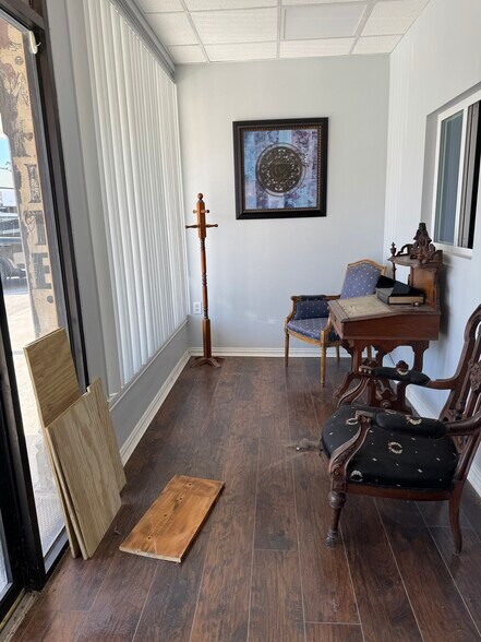 More Photos Of 115 Main st, Italy Office For Sale