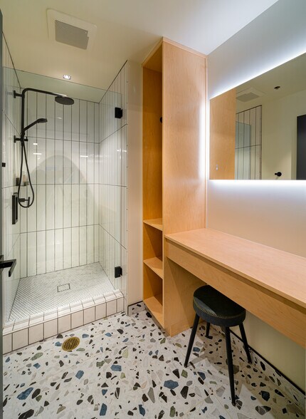 More Photos Of 4444 W Lakeside Dr, Burbank Office For Lease