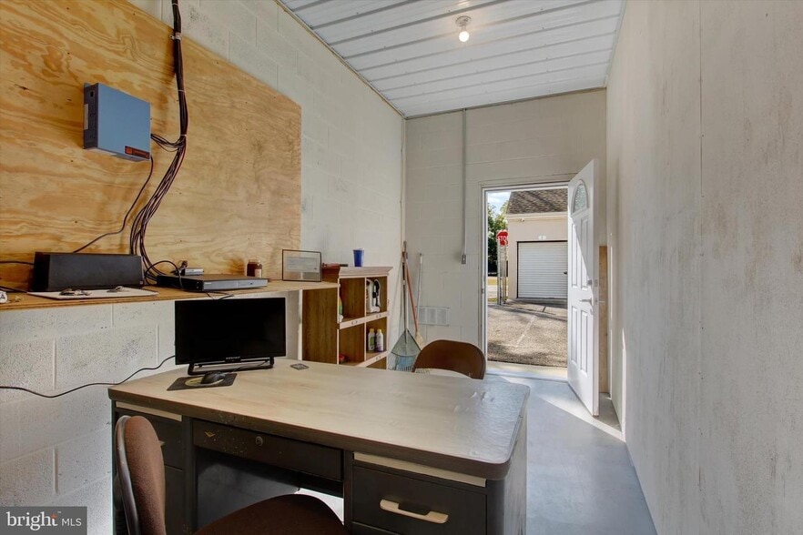 More Photos Of 370 Sheridan st, York Specialty For Sale