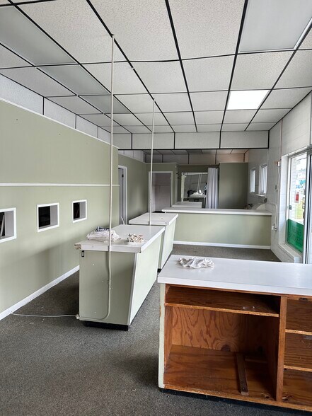 More Photos Of 123 E Columbia St, Marion General Retail For Sale