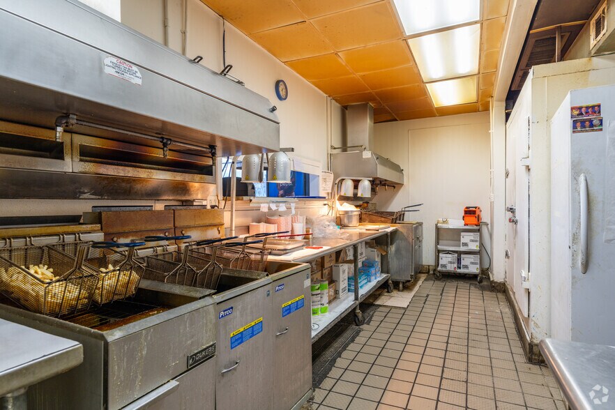 More Photos Of 199 E Hwy 60, Pekin Bar For Sale