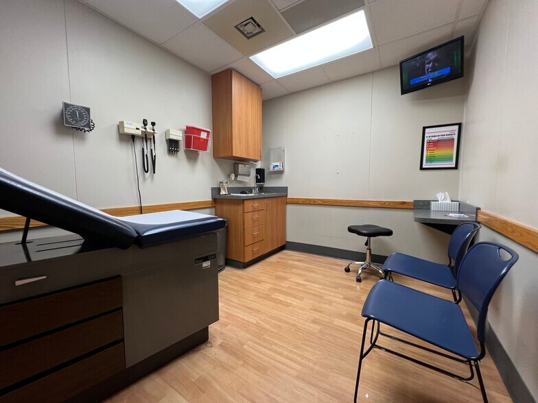 More Photos Of 872 Ohio Pike, Cincinnati Medical For Sale
