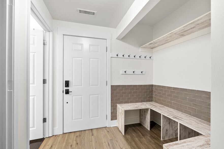 More Photos Of 5700 Bluffton Rd, Fort Wayne Restaurant For Sale