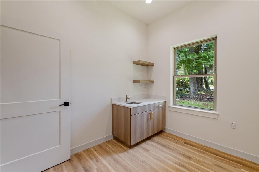 More Photos Of 2458 Mahan Dr, Tallahassee Medical For Lease