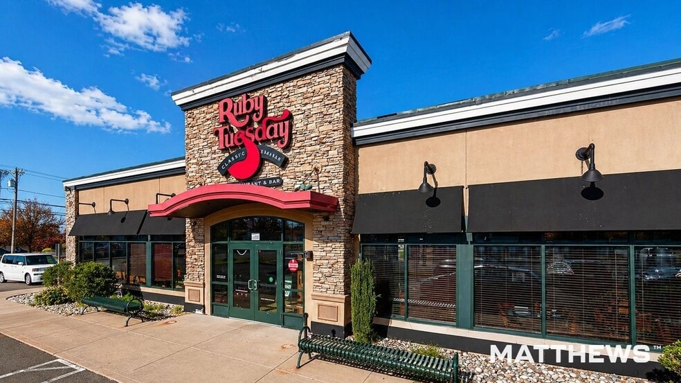 Primary Photo Of 101 Ella Grasso Tpke, Windsor Locks Restaurant For Sale