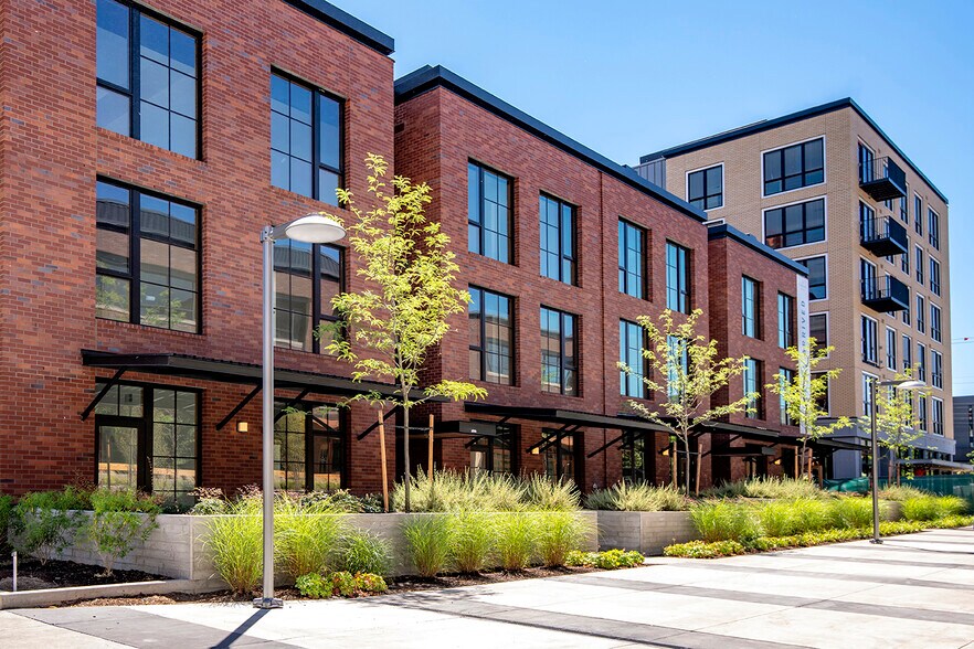 More Photos Of 2121 NW Savier St, Portland Apartments For Lease