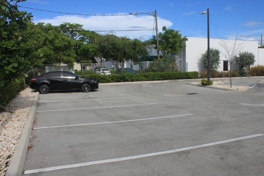 More Photos Of 2475 Hollywood Blvd, Hollywood Office For Lease