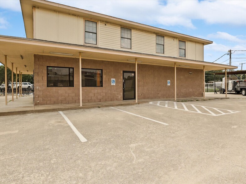 More Photos Of 1201 E Long Ave, Fort Worth General Retail For Sale