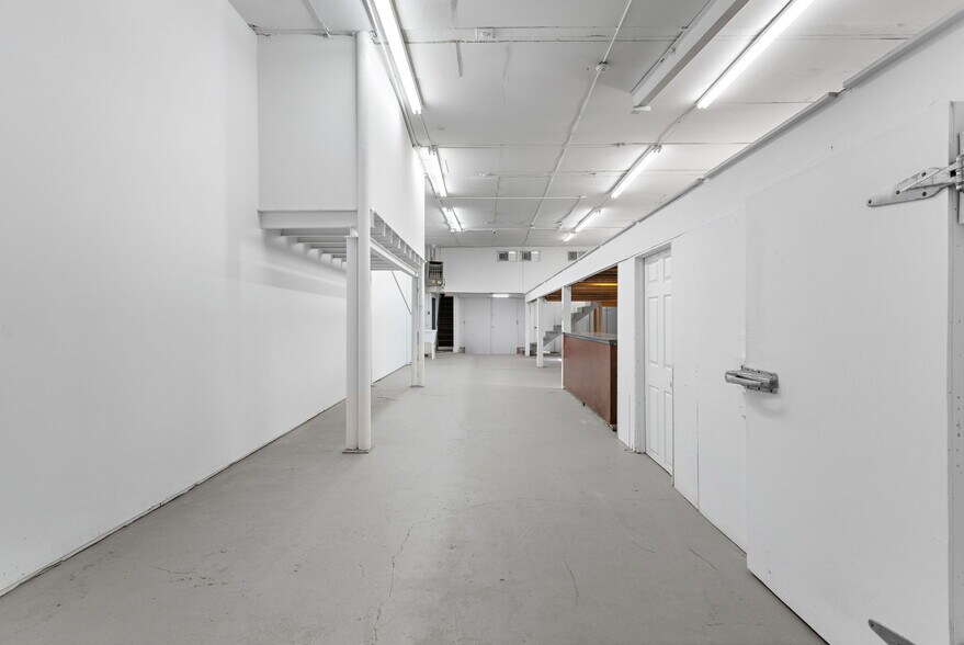 More Photos Of 109-111 35th St, Union City Warehouse For Lease