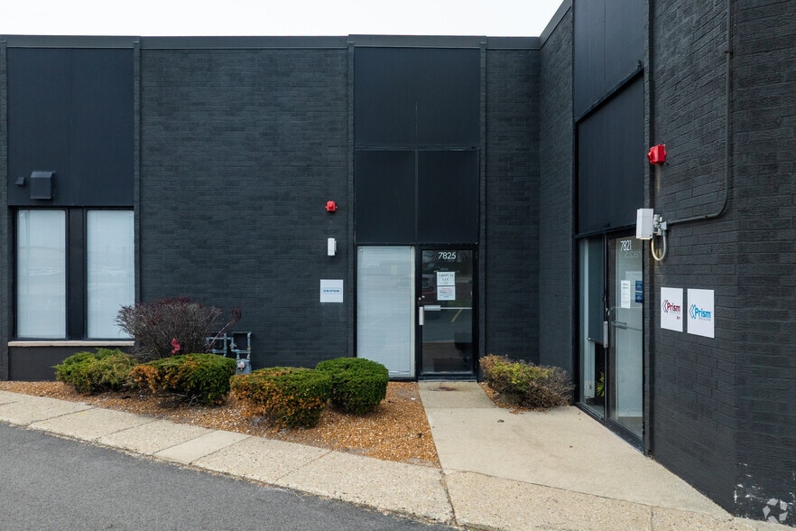 More Photos Of 7801-7855 Gross Point Rd, Skokie Light Manufacturing For Lease