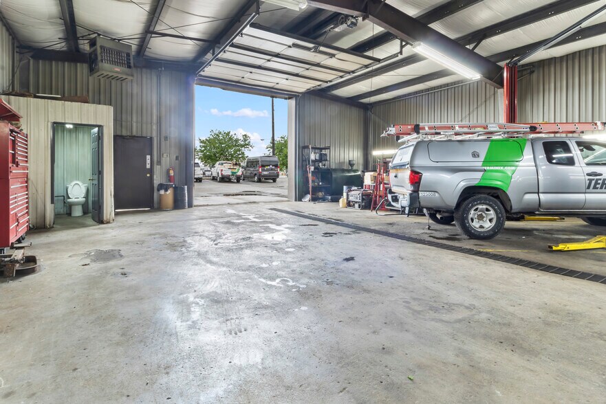 More Photos Of 4210 W Morris St, Indianapolis Warehouse For Sale