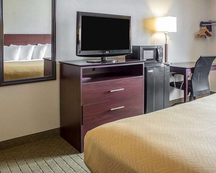 More Photos Of 2600 SE 16th St, Ames Hotel For Sale
