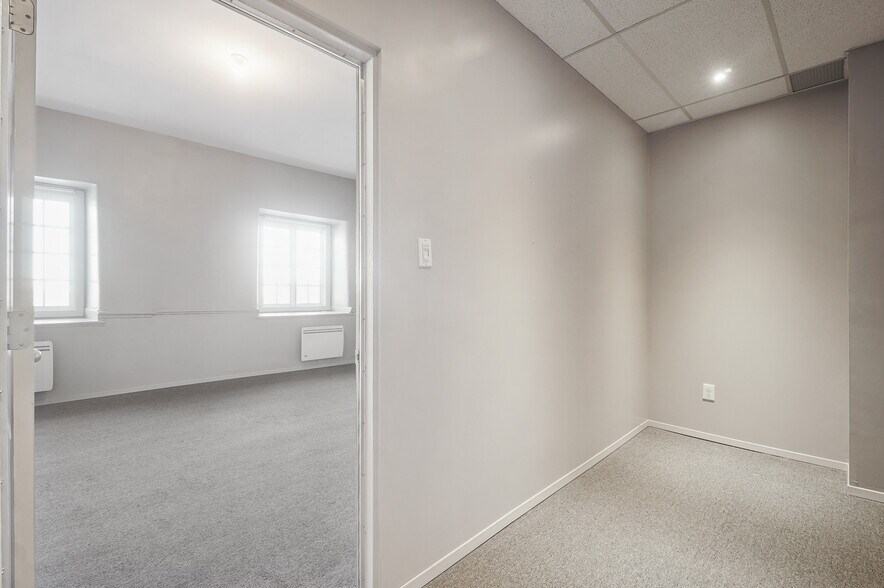More Photos Of 32 Rue Saint-Charles, Longueuil Office For Lease
