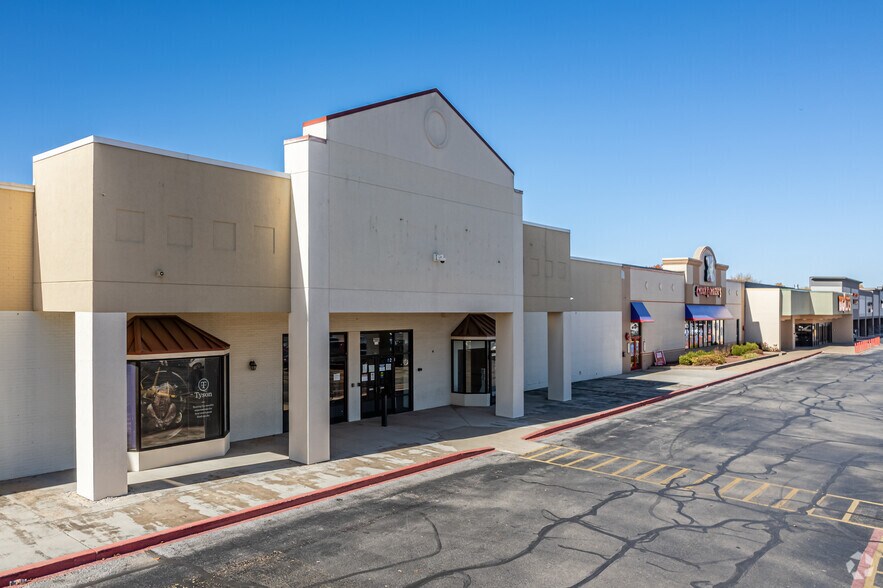 More Photos Of 2999-3033 N College Ave, Fayetteville Unknown For Lease